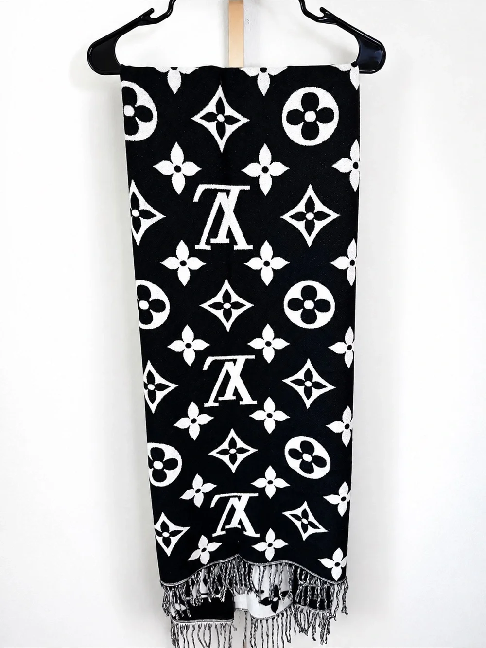 NWT IN BOX Louis Vuitton Black & White Monogram Shawl Scarf